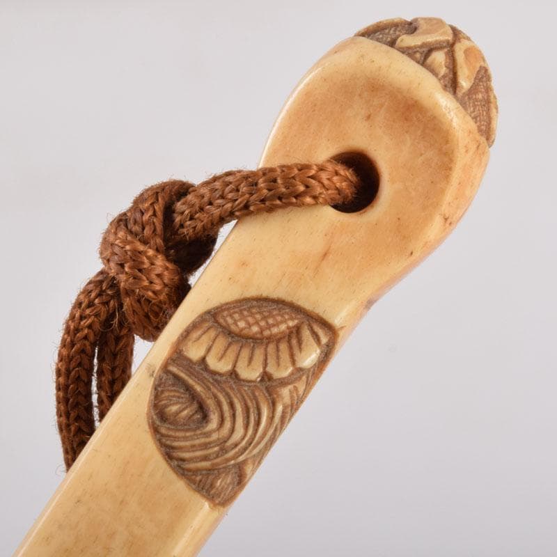 アリーヒローズ　時代提げ物　獣骨製　花刻　根付　簪　C　8548