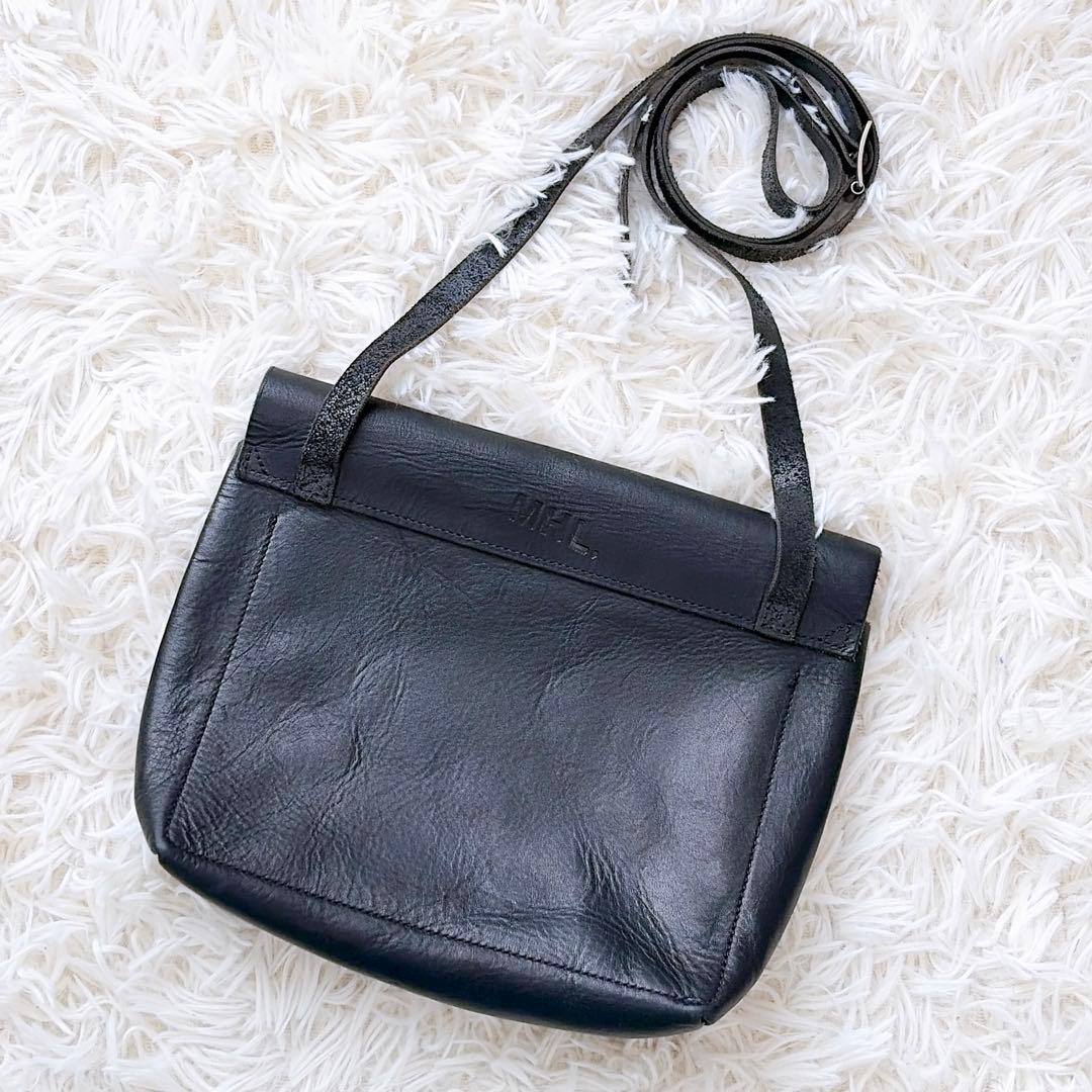 MHL. tough leather shoulder bag ブラック