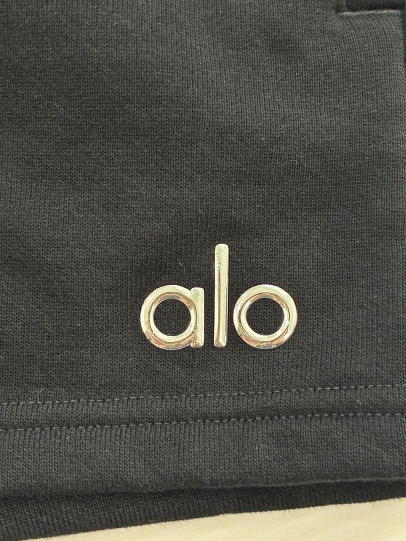 alo yoga ブラックショートパンツ　Sサイズ