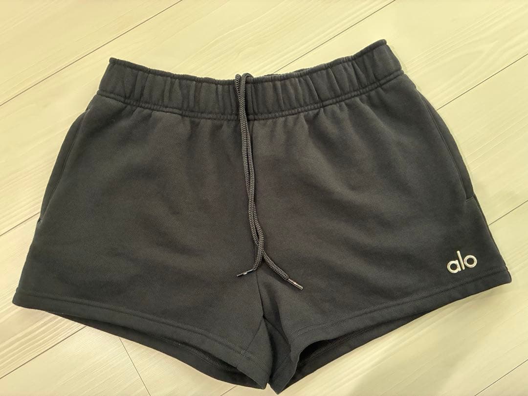 alo yoga ブラックショートパンツ　Sサイズ