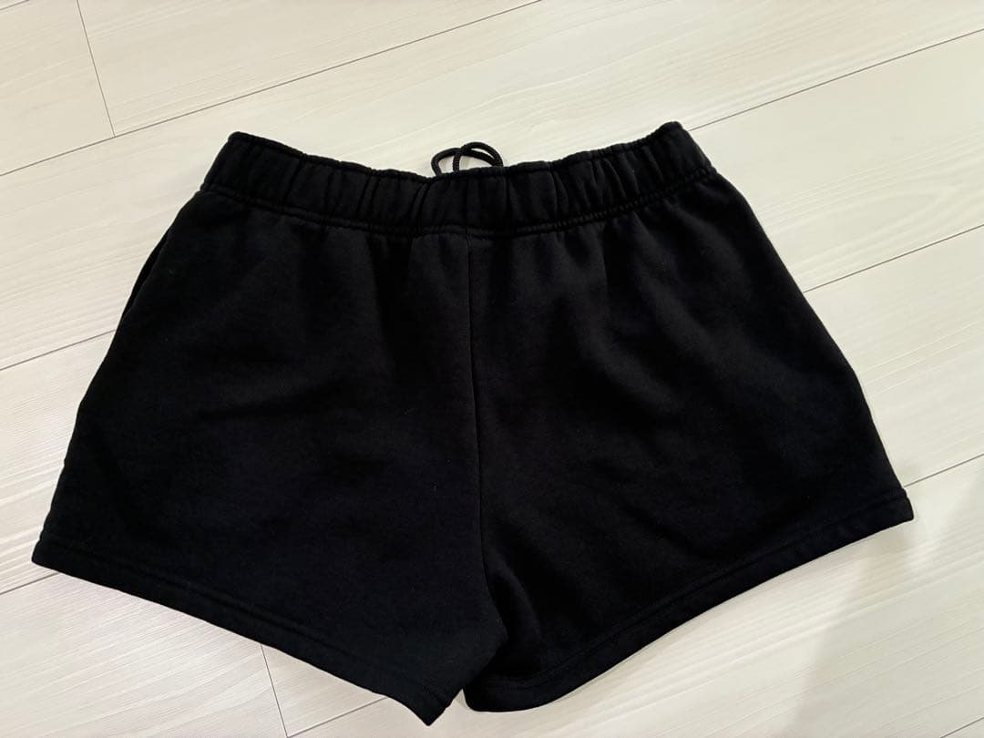alo yoga ブラックショートパンツ　Sサイズ