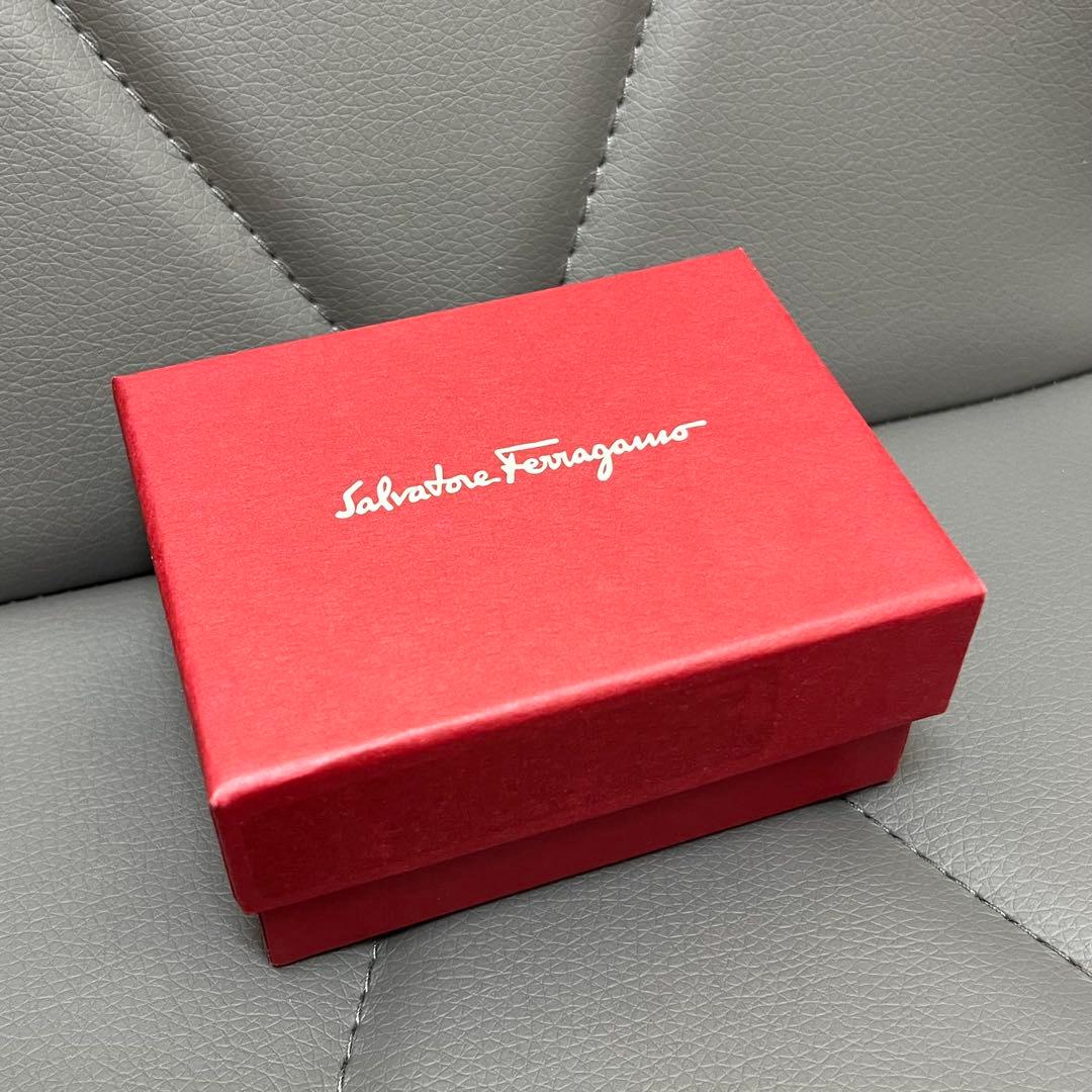 美品✨Salvatore Ferragamo レザー フープピアス