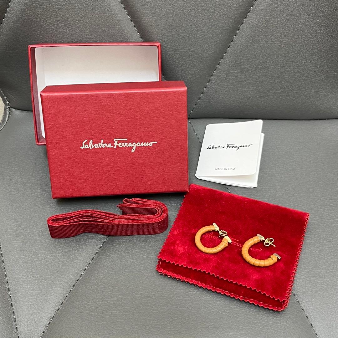 美品✨Salvatore Ferragamo レザー フープピアス