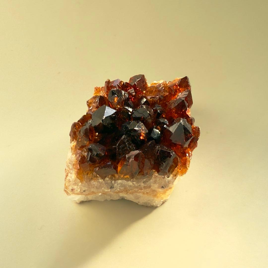 【金運を爆上げする石】黄金エネルギーをまとうキャラメルゼリーのせカスタードケーキ