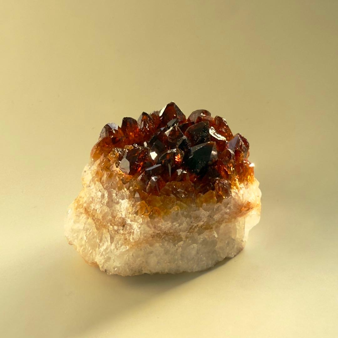 【金運を爆上げする石】黄金エネルギーをまとうキャラメルゼリーのせカスタードケーキ