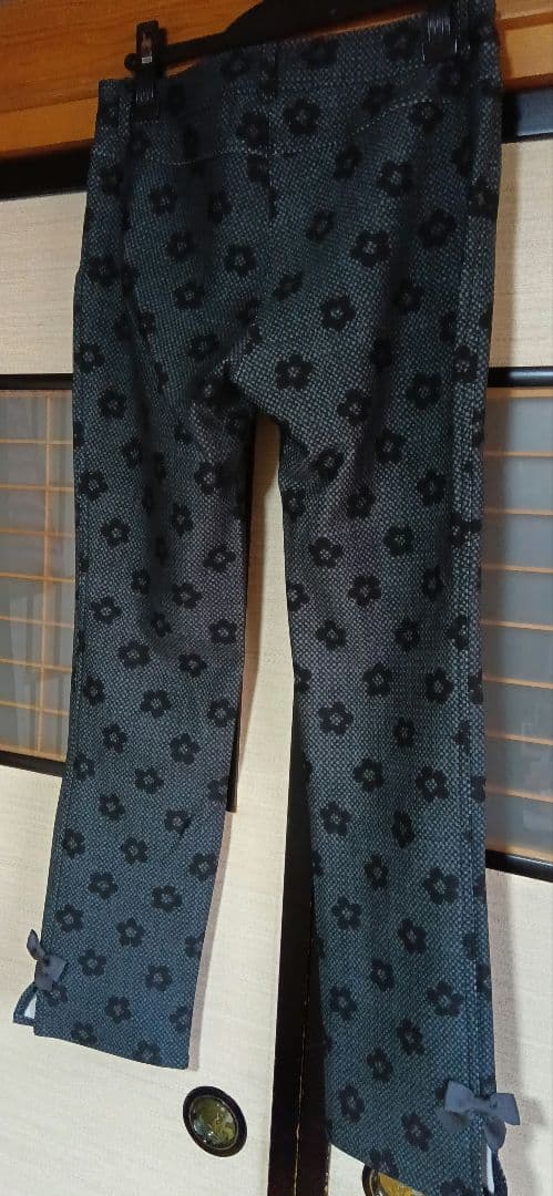新品　裏起毛　Lサイズ 花柄カジュアルパンツ 黒とグレー ギャラリービスコンティ