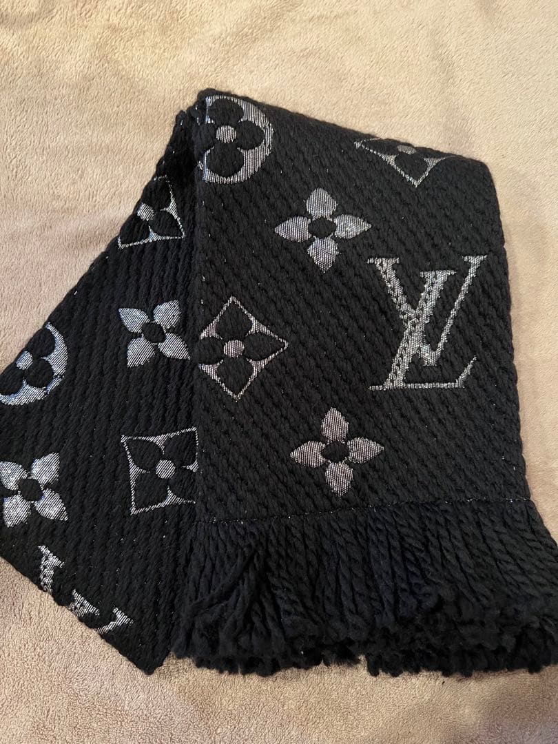 【未使用】Louis Vuitton（ルイヴィトン）ブラック　マフラー　ロゴあり