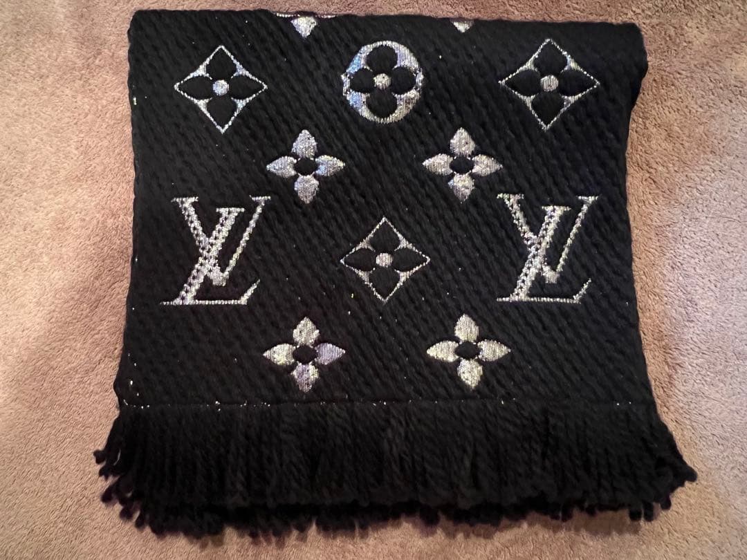 【未使用】Louis Vuitton（ルイヴィトン）ブラック　マフラー　ロゴあり