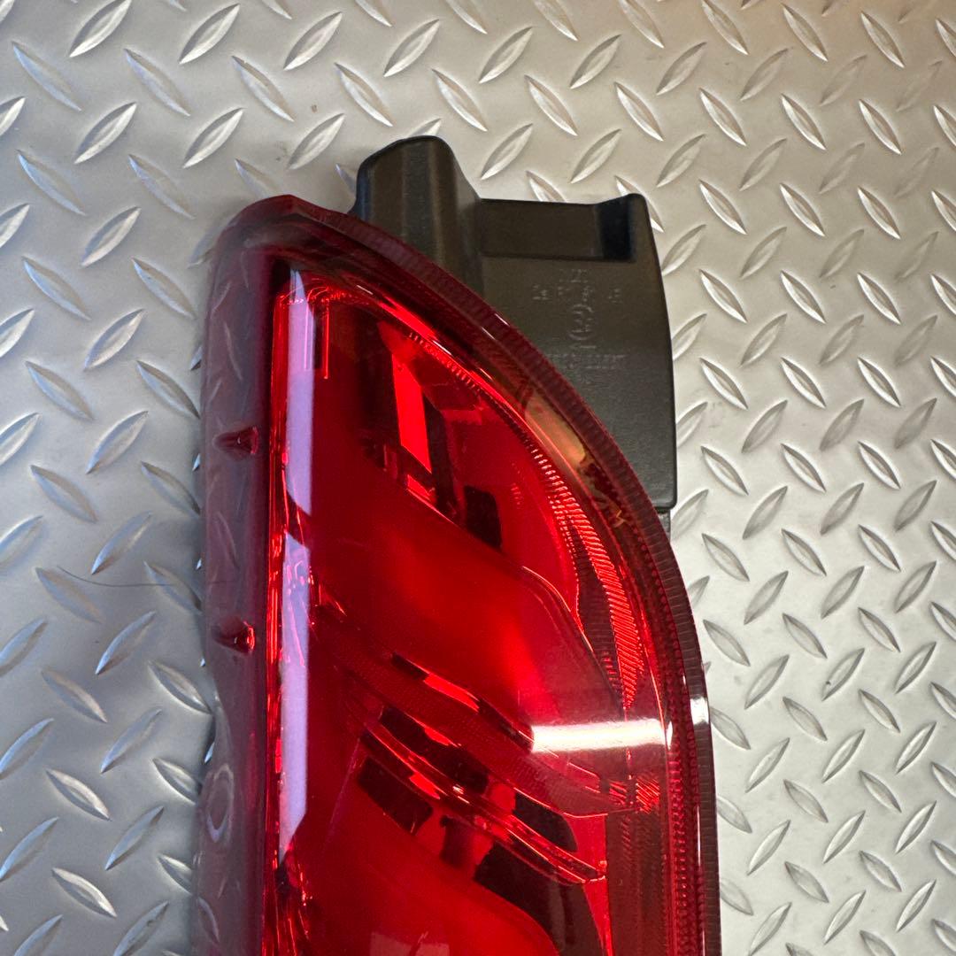 【美品】ハイエース JEWEL LEDテールランプ TT200HUS-RC-1