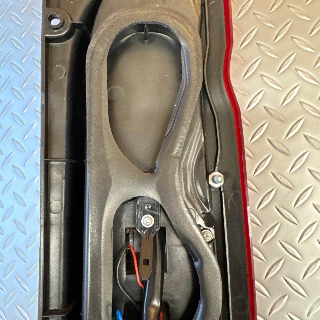 【美品】ハイエース JEWEL LEDテールランプ TT200HUS-RC-1