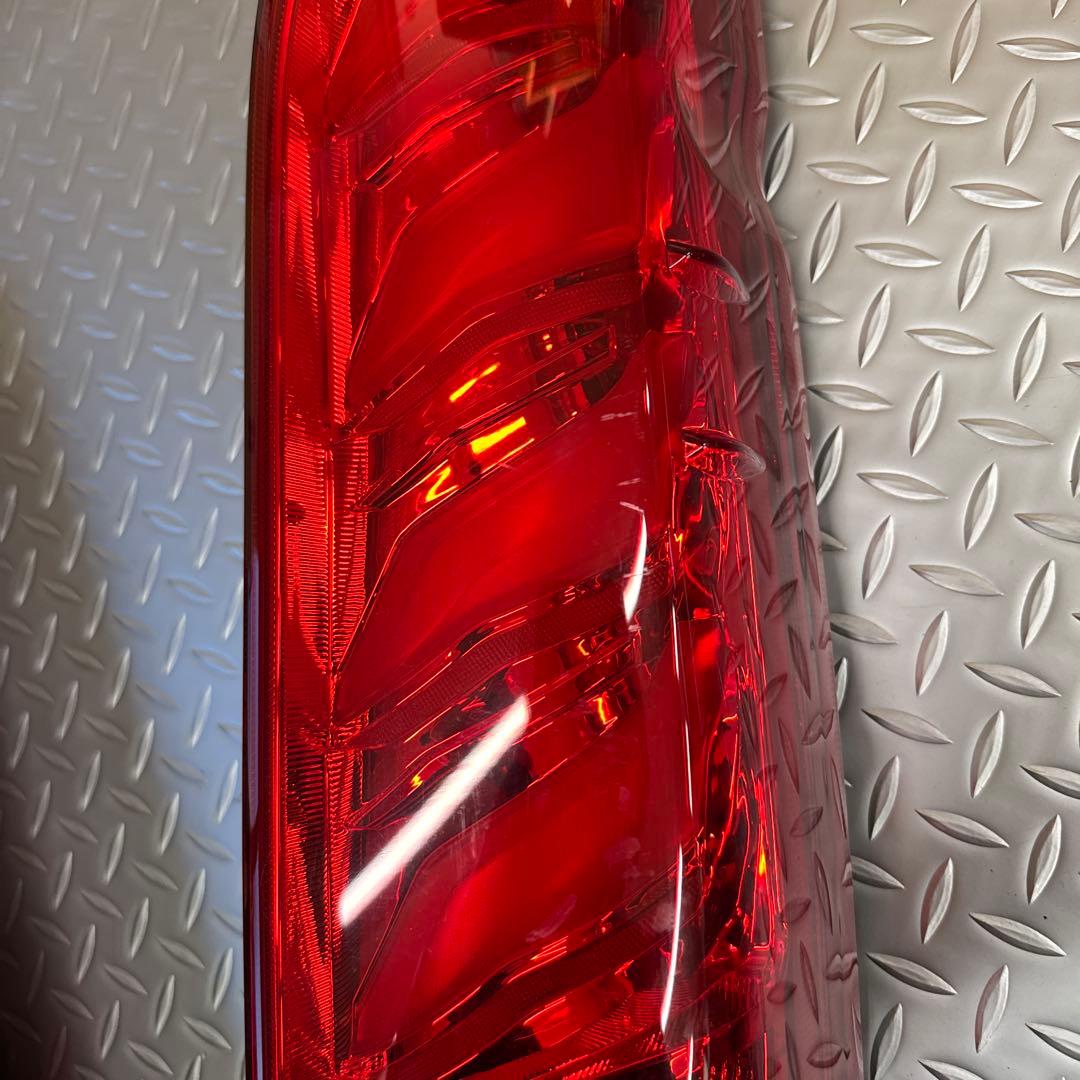 【美品】ハイエース JEWEL LEDテールランプ TT200HUS-RC-1