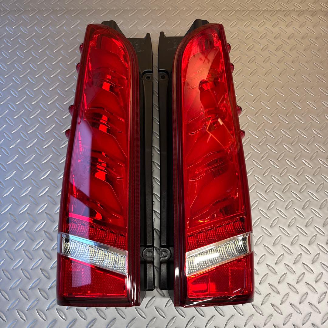 【美品】ハイエース JEWEL LEDテールランプ TT200HUS-RC-1