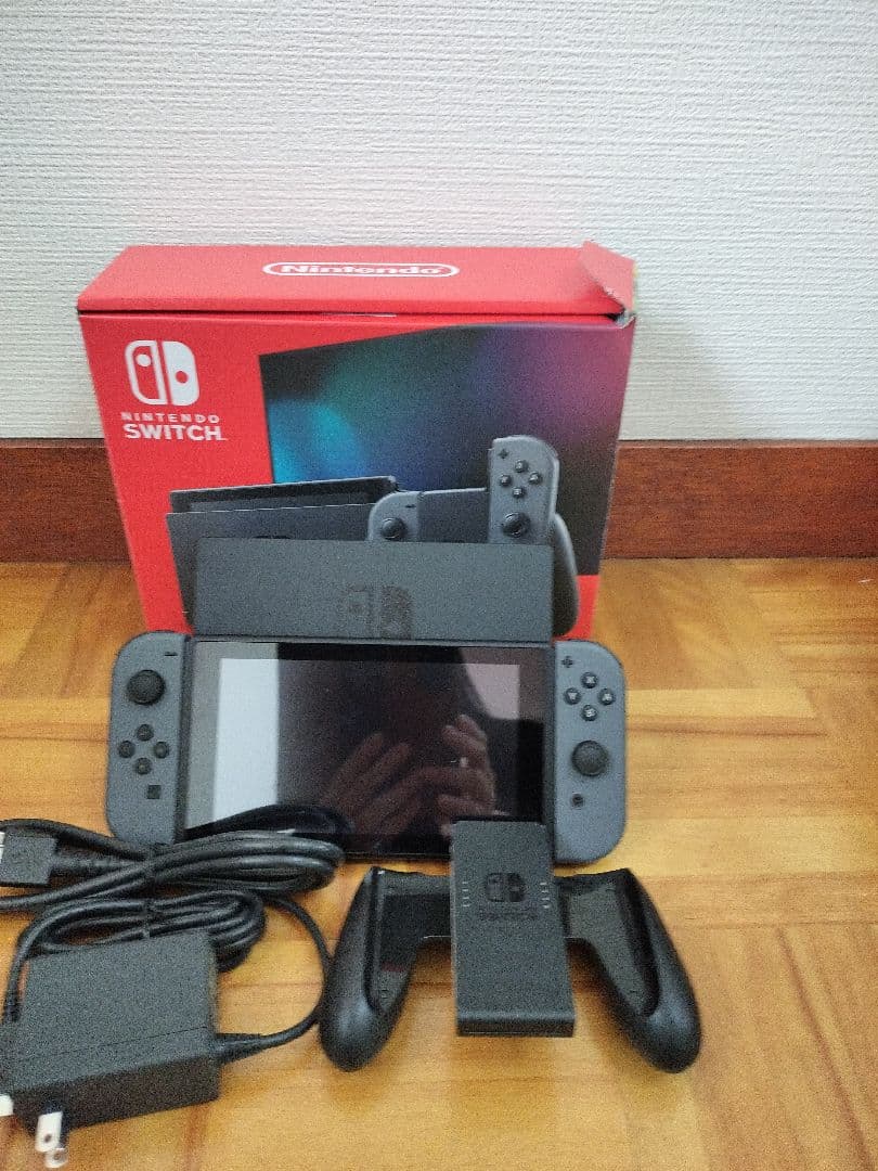 Nintendo Switch グレー 　3/29購入！ メーカー保証1年弱！