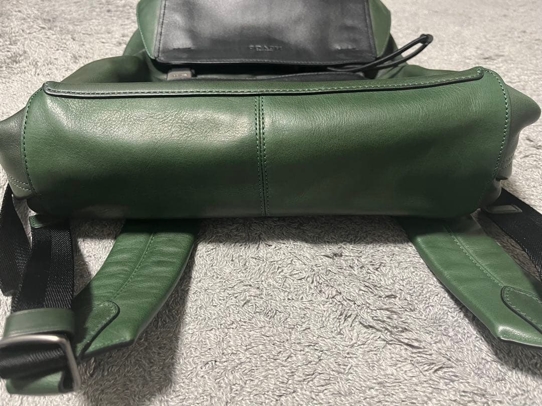 ダークグリーン ブラック レザーリュック