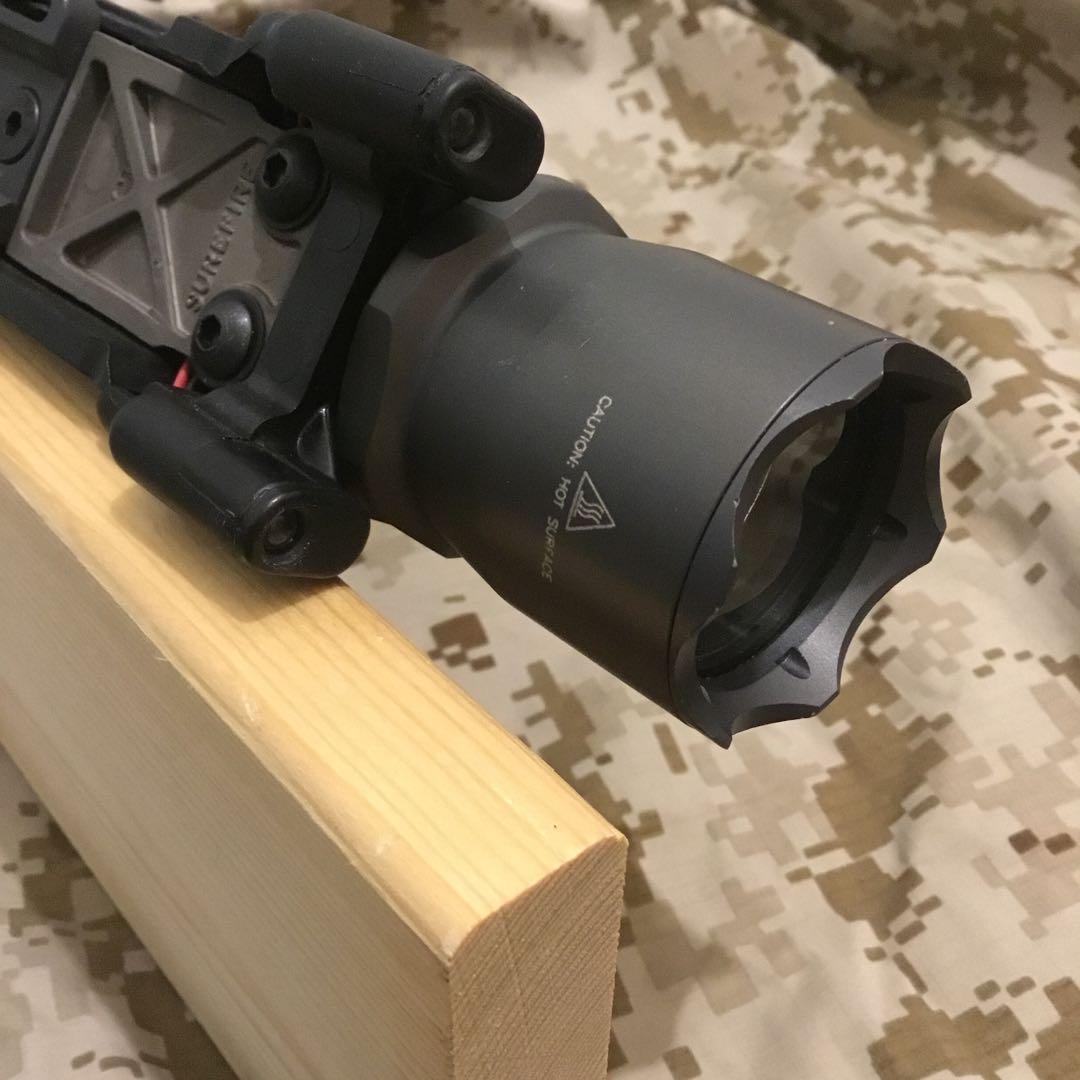 中古激レアSUREFIRE M900Aレッド フォアグリップウェポンライト 旧型