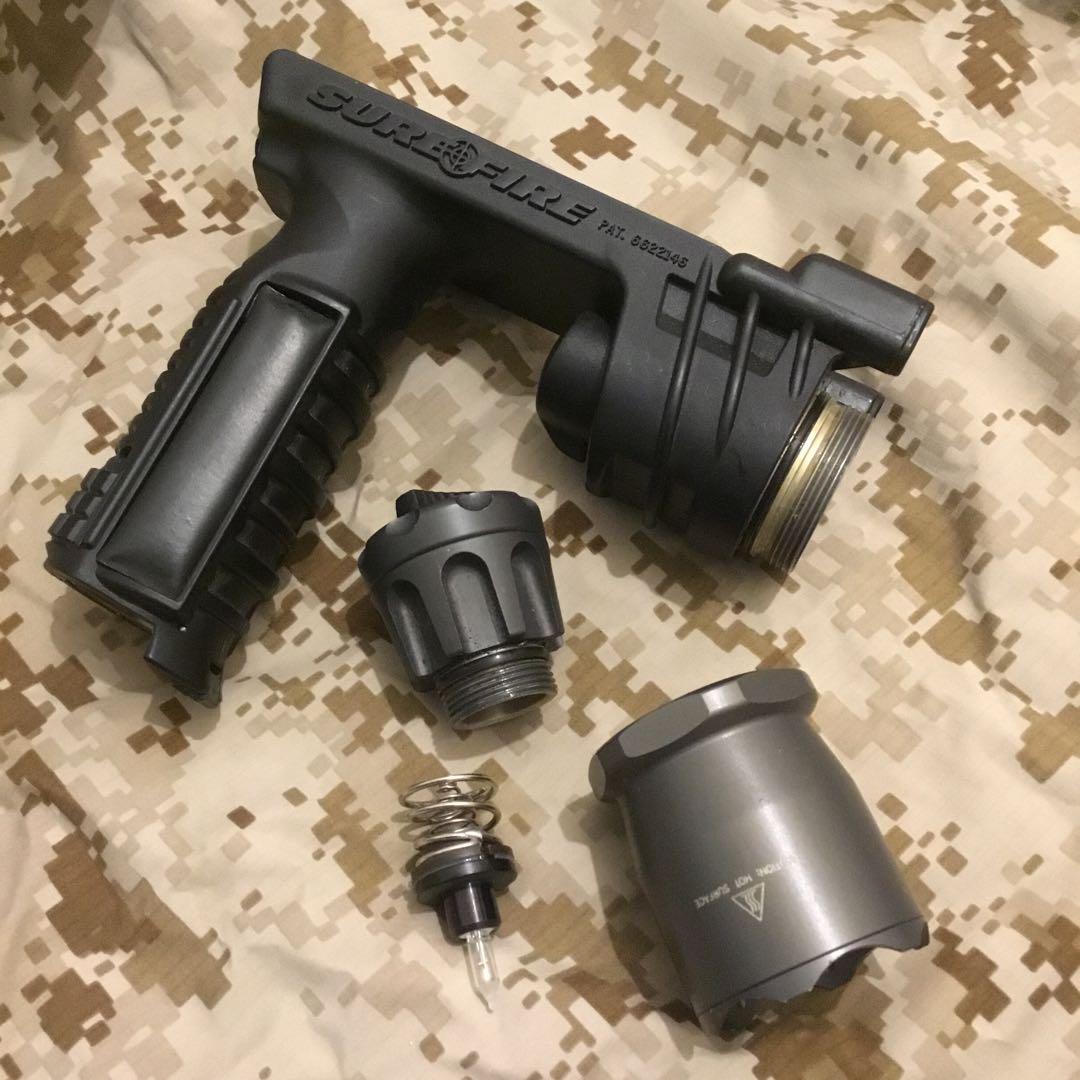 中古激レアSUREFIRE M900Aレッド フォアグリップウェポンライト 旧型
