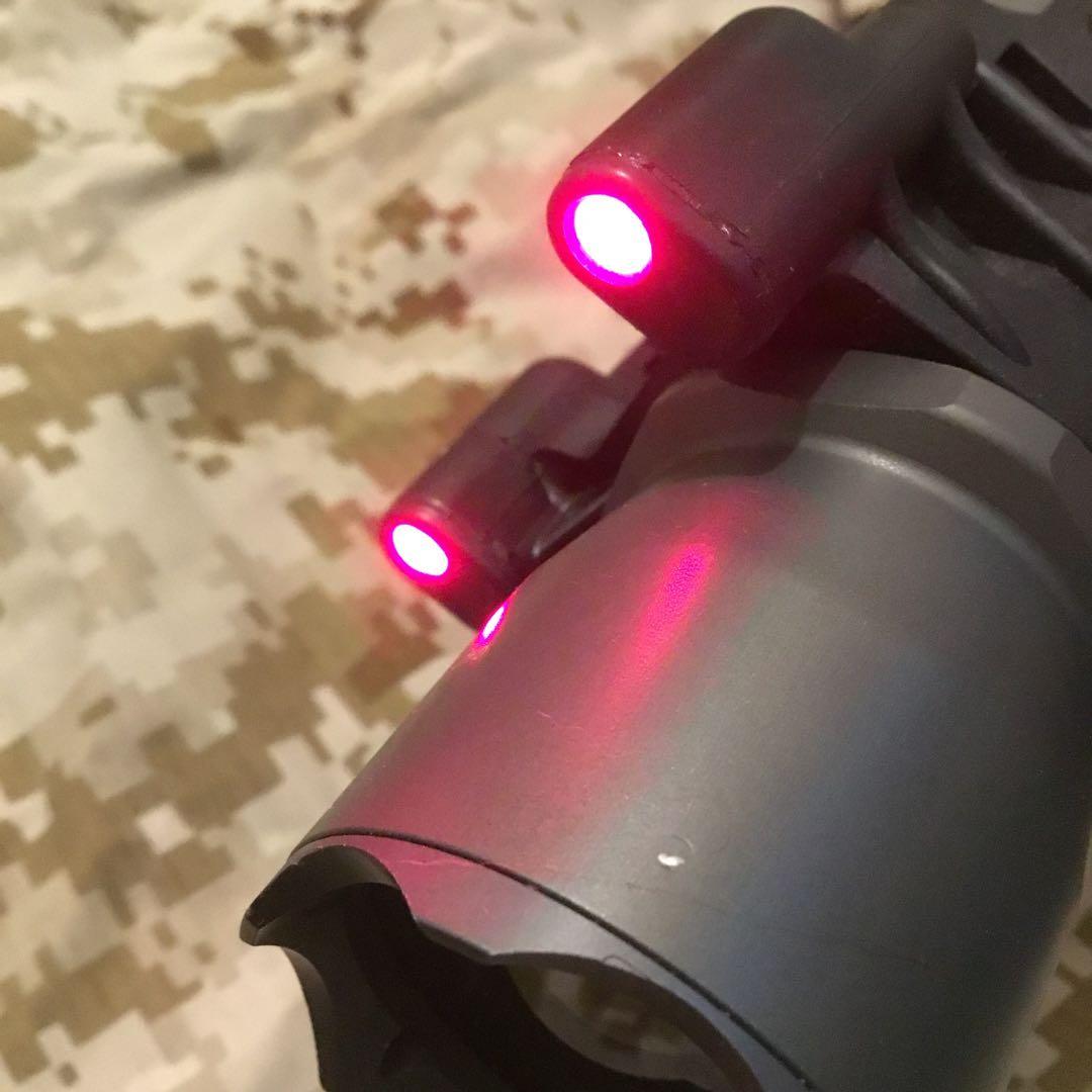 中古激レアSUREFIRE M900Aレッド フォアグリップウェポンライト 旧型