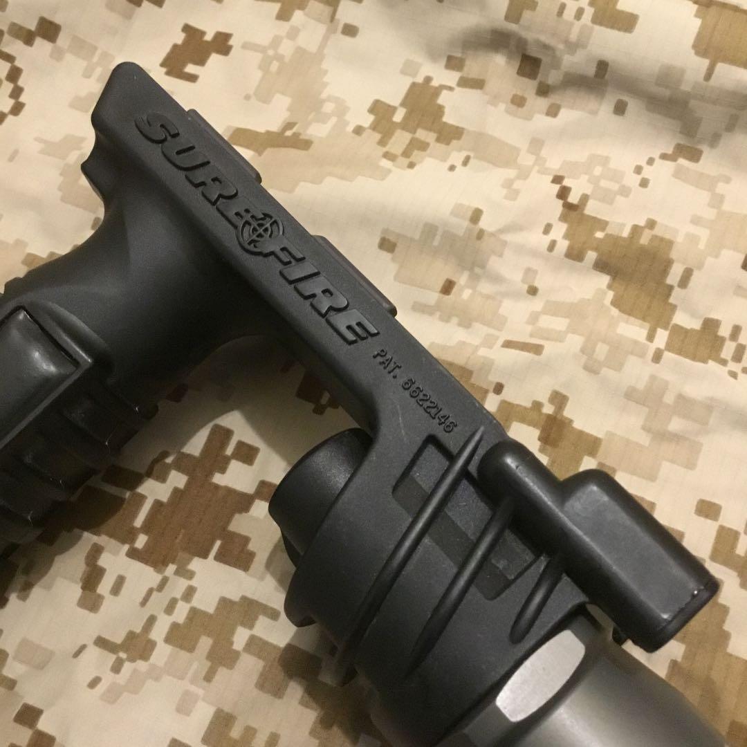 中古激レアSUREFIRE M900Aレッド フォアグリップウェポンライト 旧型