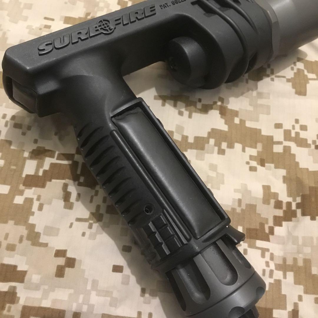 中古激レアSUREFIRE M900Aレッド フォアグリップウェポンライト 旧型