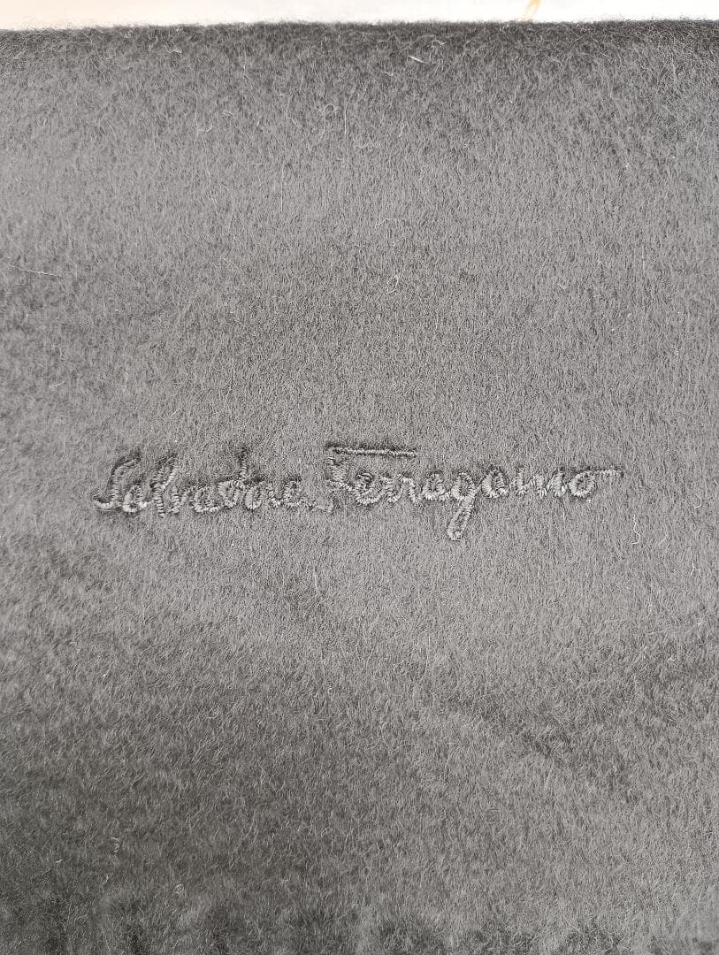 フェラガモ　マフラー　カシミヤ 100%　新品　未使用　イタリア　美品　ブラック