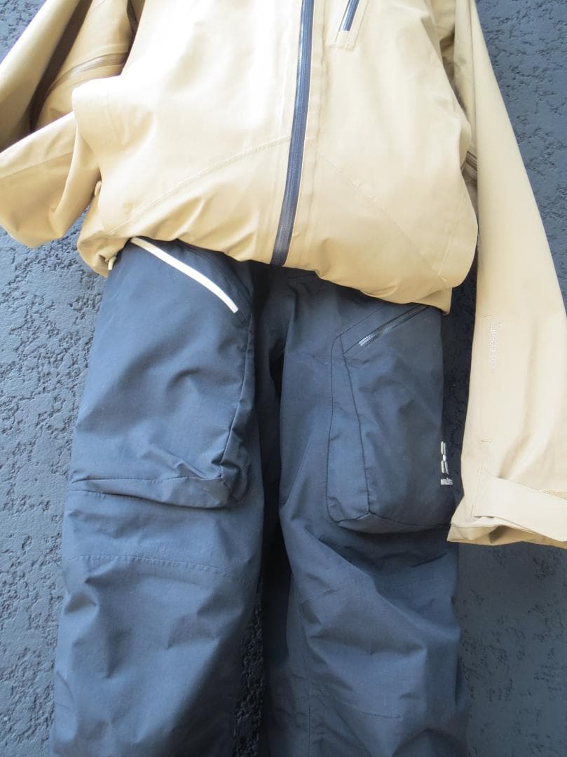 ホグロフス　スキーウェアセット（ジャケット・パンツ）