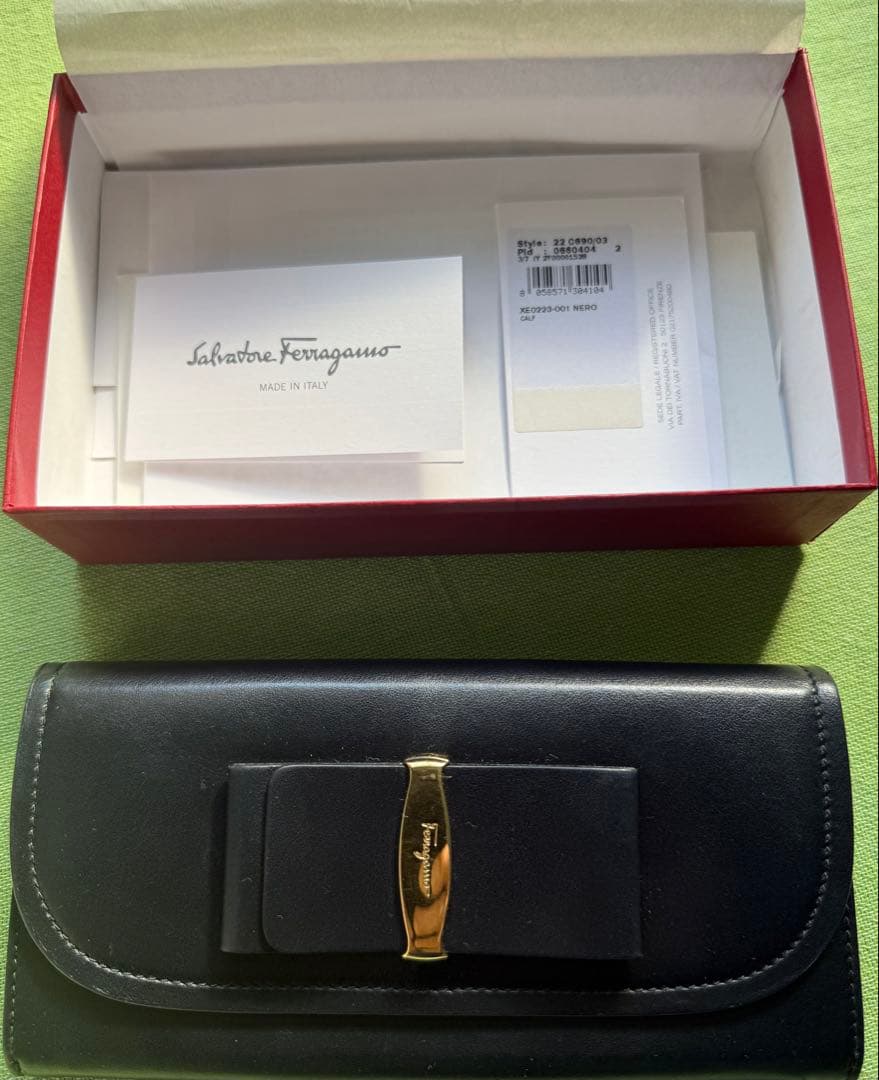 箱付美品　フェラガモ長財布ヴァラリボン黒革