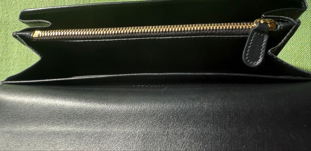 箱付美品　フェラガモ長財布ヴァラリボン黒革