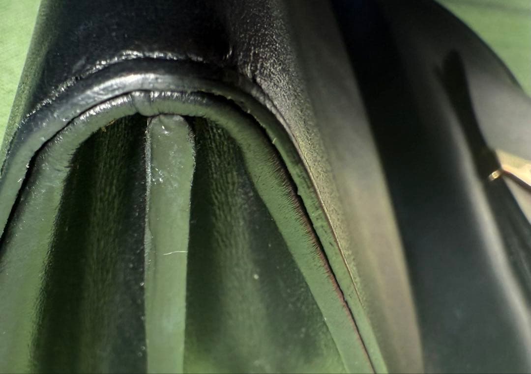 箱付美品　フェラガモ長財布ヴァラリボン黒革