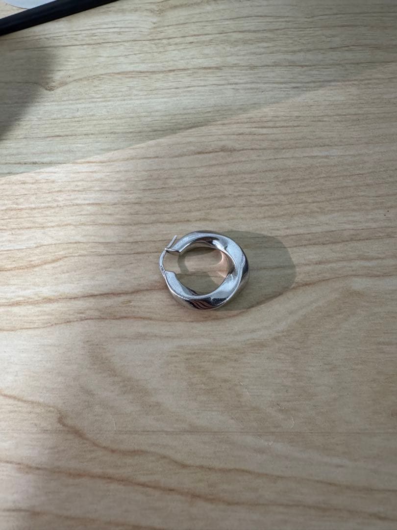 TOM WOOD Infinity Hoops ピアス