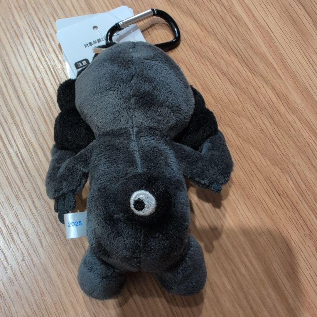 黒ミャクミャク　座り　カラビナ付き　ぬいぐるみ