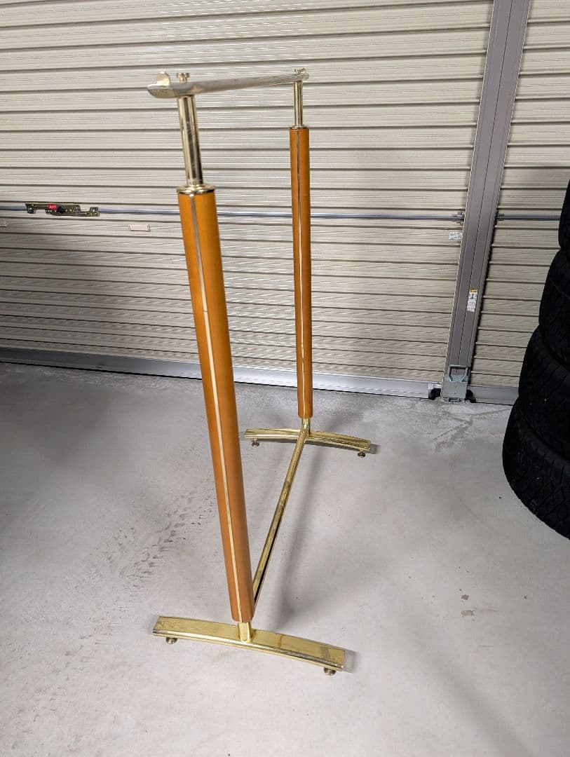 金色と木製のハンガーラック