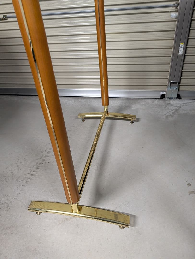 金色と木製のハンガーラック