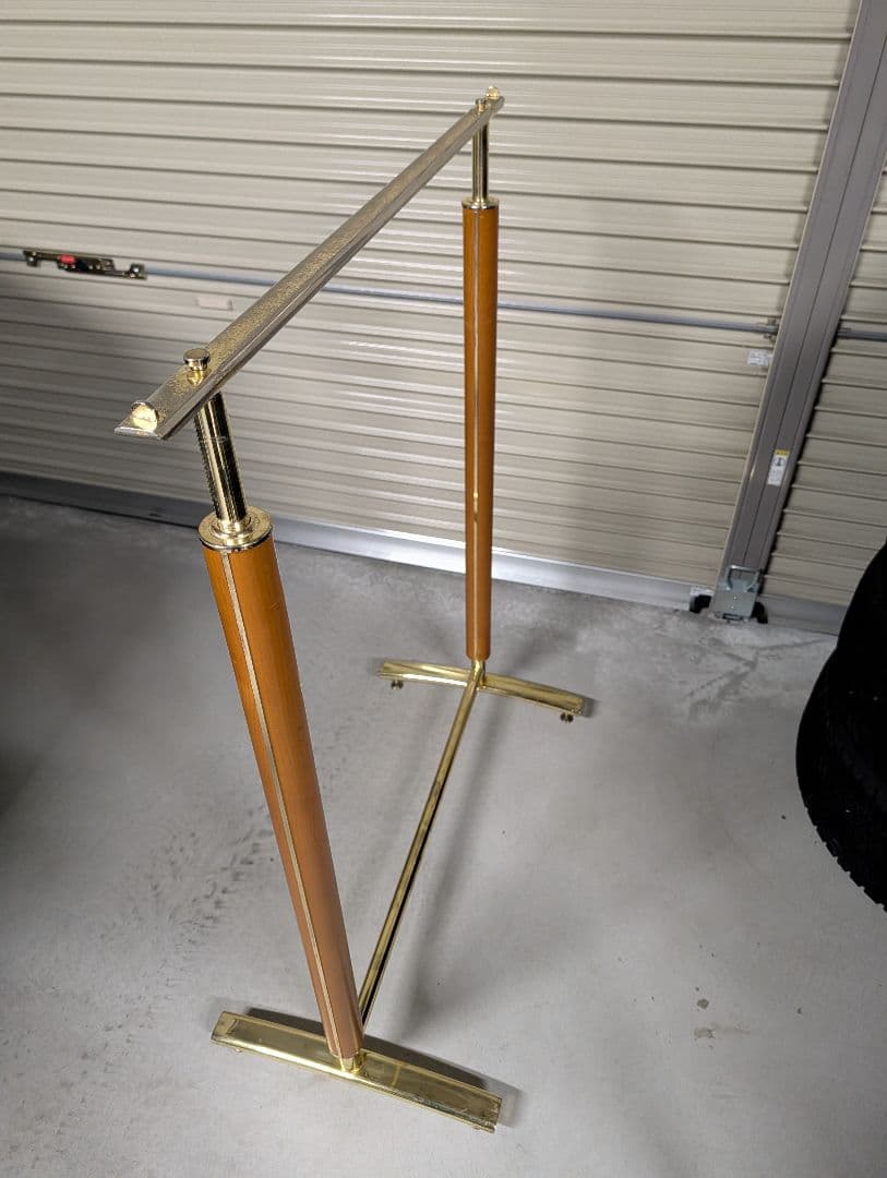 金色と木製のハンガーラック