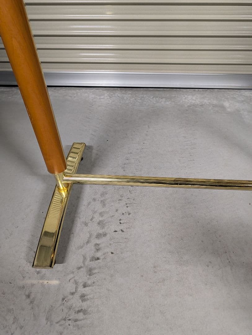 金色と木製のハンガーラック