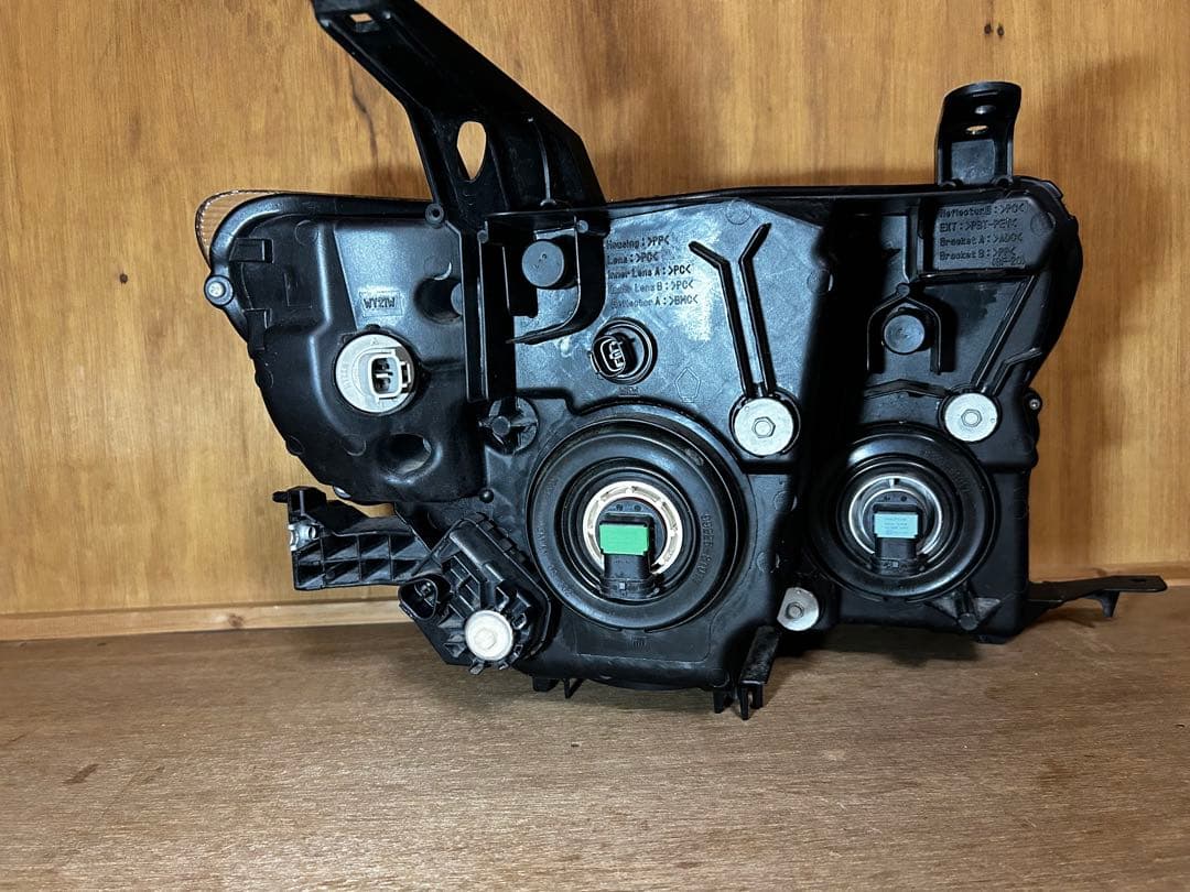 三菱　パジェロv93 用　ヘッドライト　左