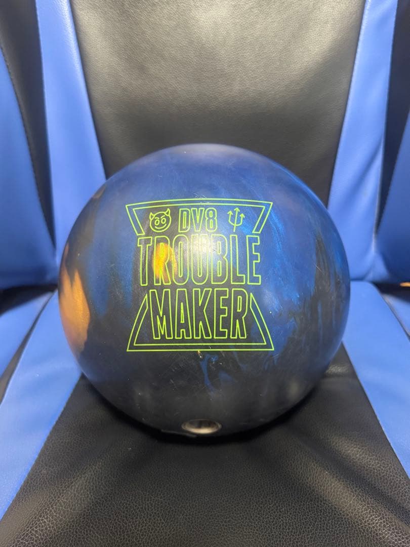 DV8 TROUBLE MAKER ボウリングボール 15ポンド