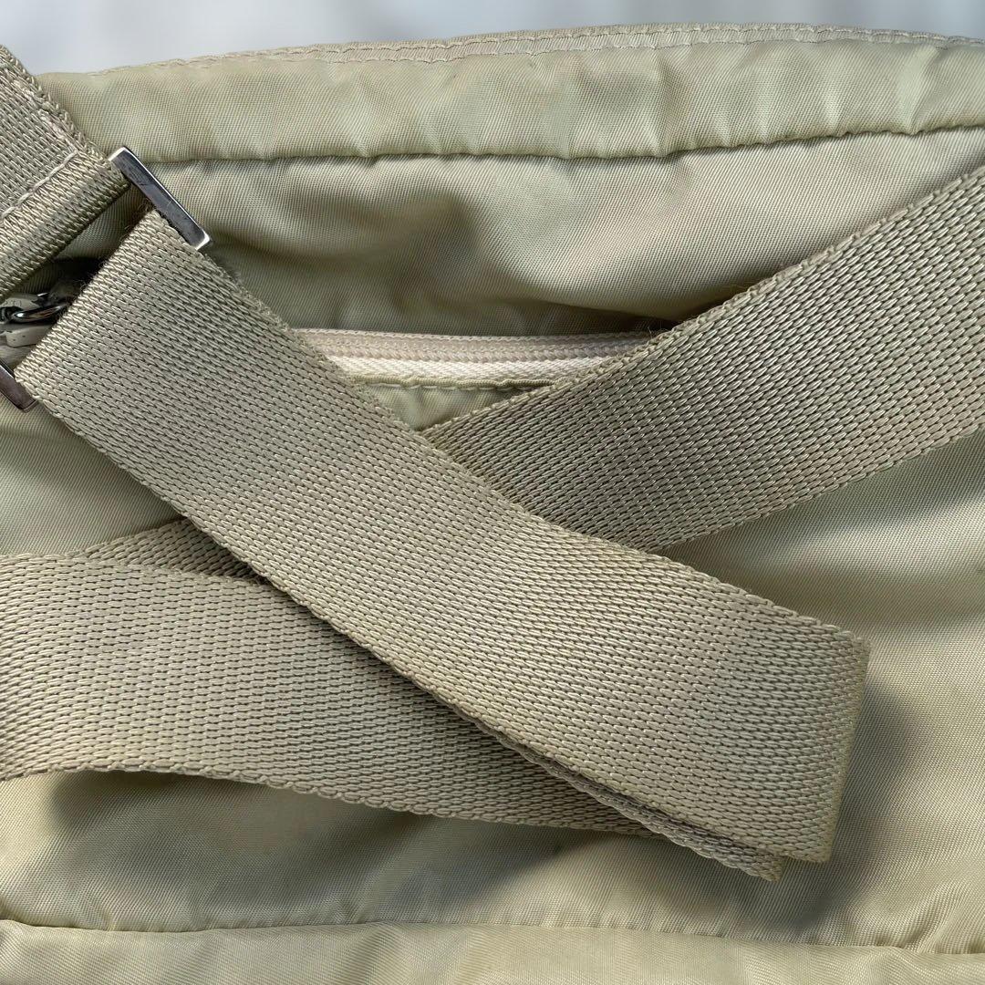 PRADA アイボリー ショルダーバッグ