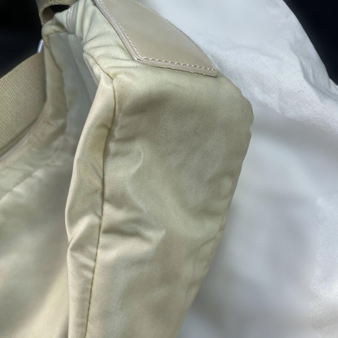 PRADA アイボリー ショルダーバッグ