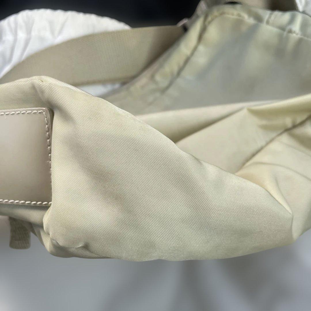PRADA アイボリー ショルダーバッグ