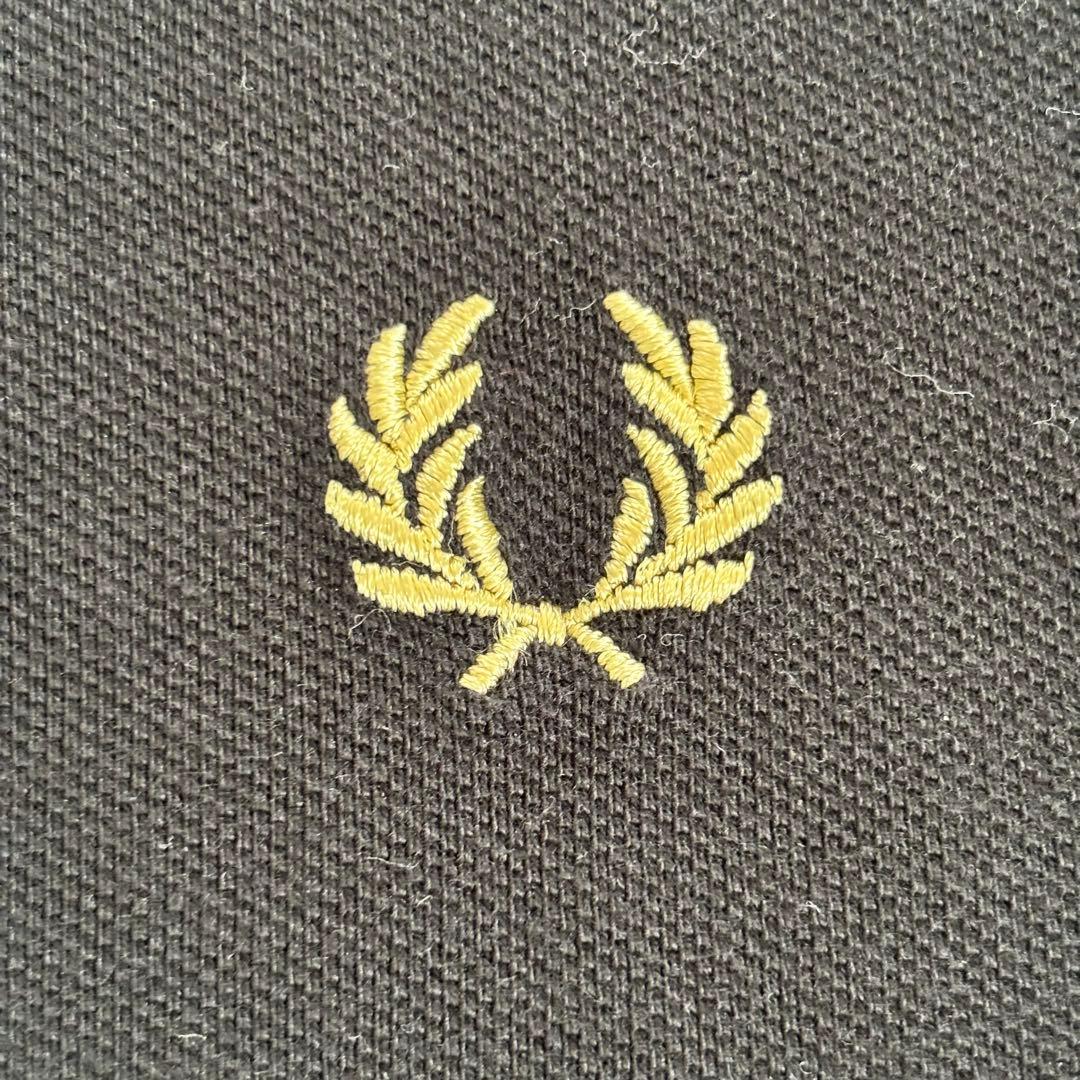 美品　フレッドペリー 英国製　M12　刺繍ロゴ　黒×ゴールド　ポロシャツ