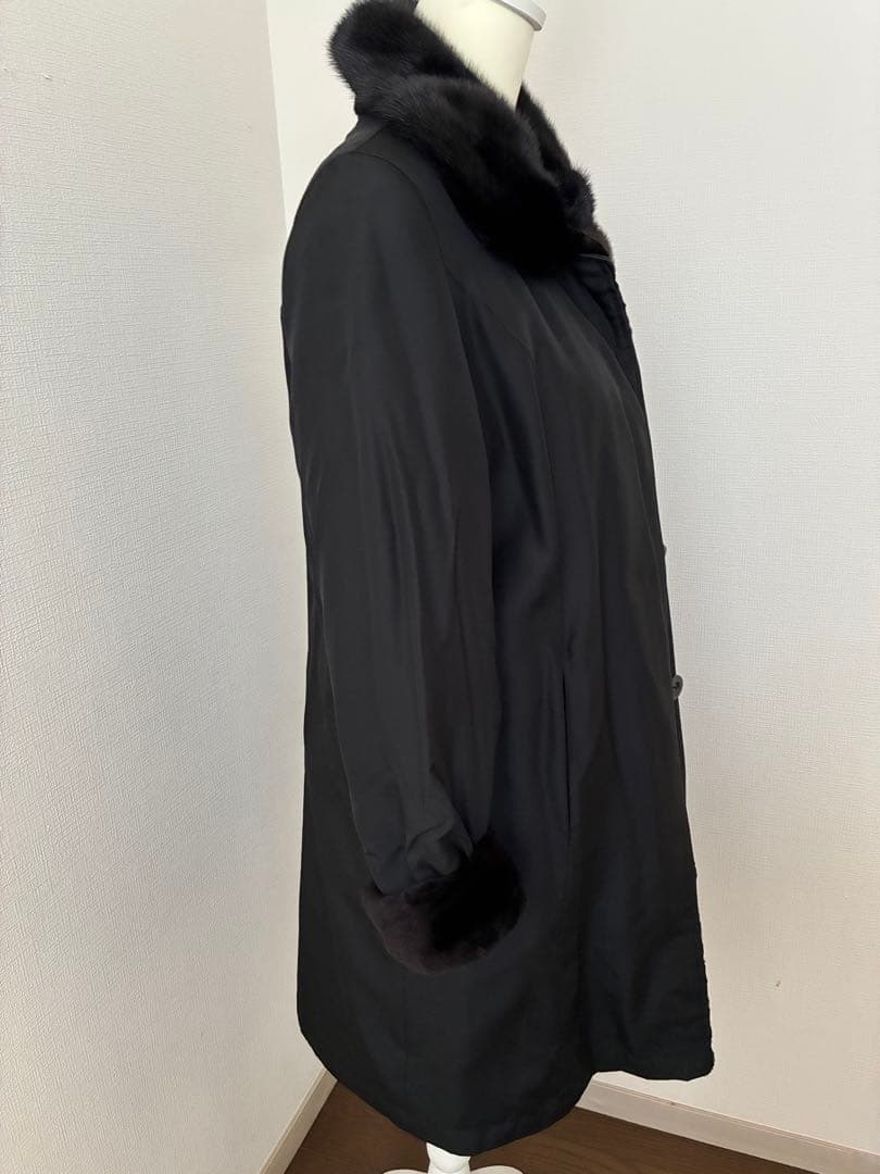 豪華 シンプル黒ブラック リアルファー付きブラックロングコートリバーシブル