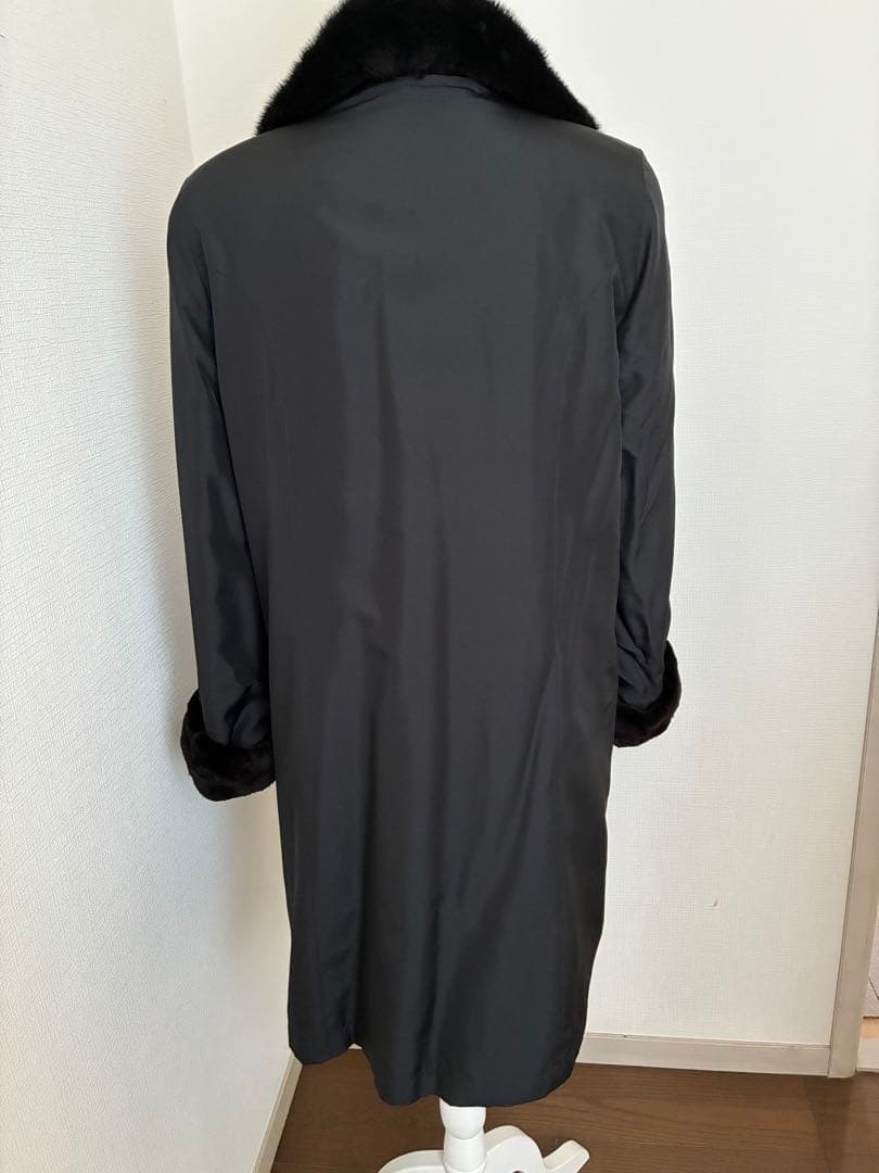 豪華 シンプル黒ブラック リアルファー付きブラックロングコートリバーシブル