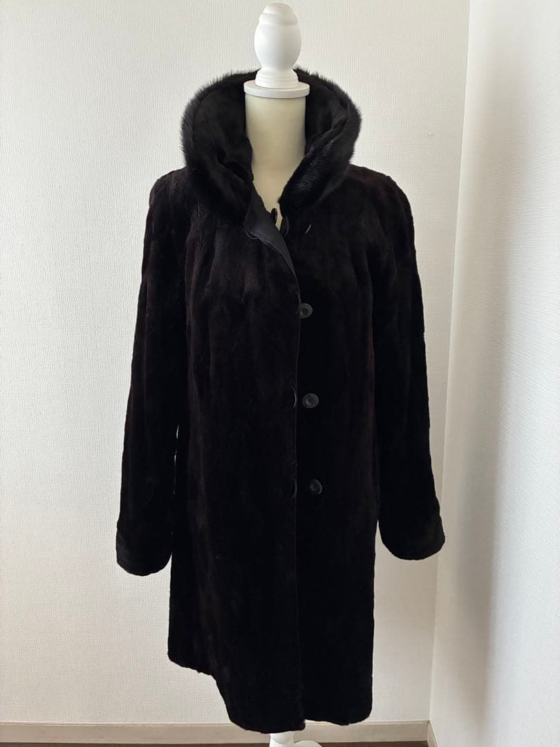 豪華 シンプル黒ブラック リアルファー付きブラックロングコートリバーシブル