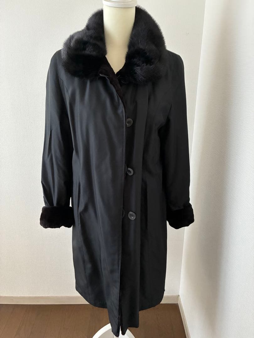 豪華 シンプル黒ブラック リアルファー付きブラックロングコートリバーシブル