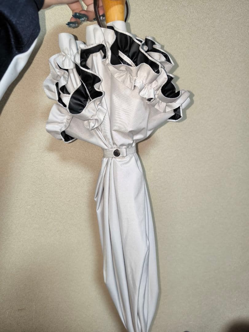 サンバリア 折りたたみ日傘 ２段折 フリル ストレート手元 ホワイト