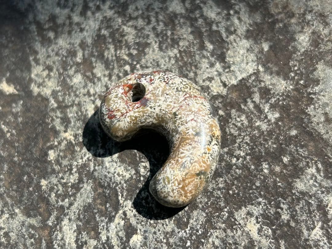 花紋石勾玉　錦石