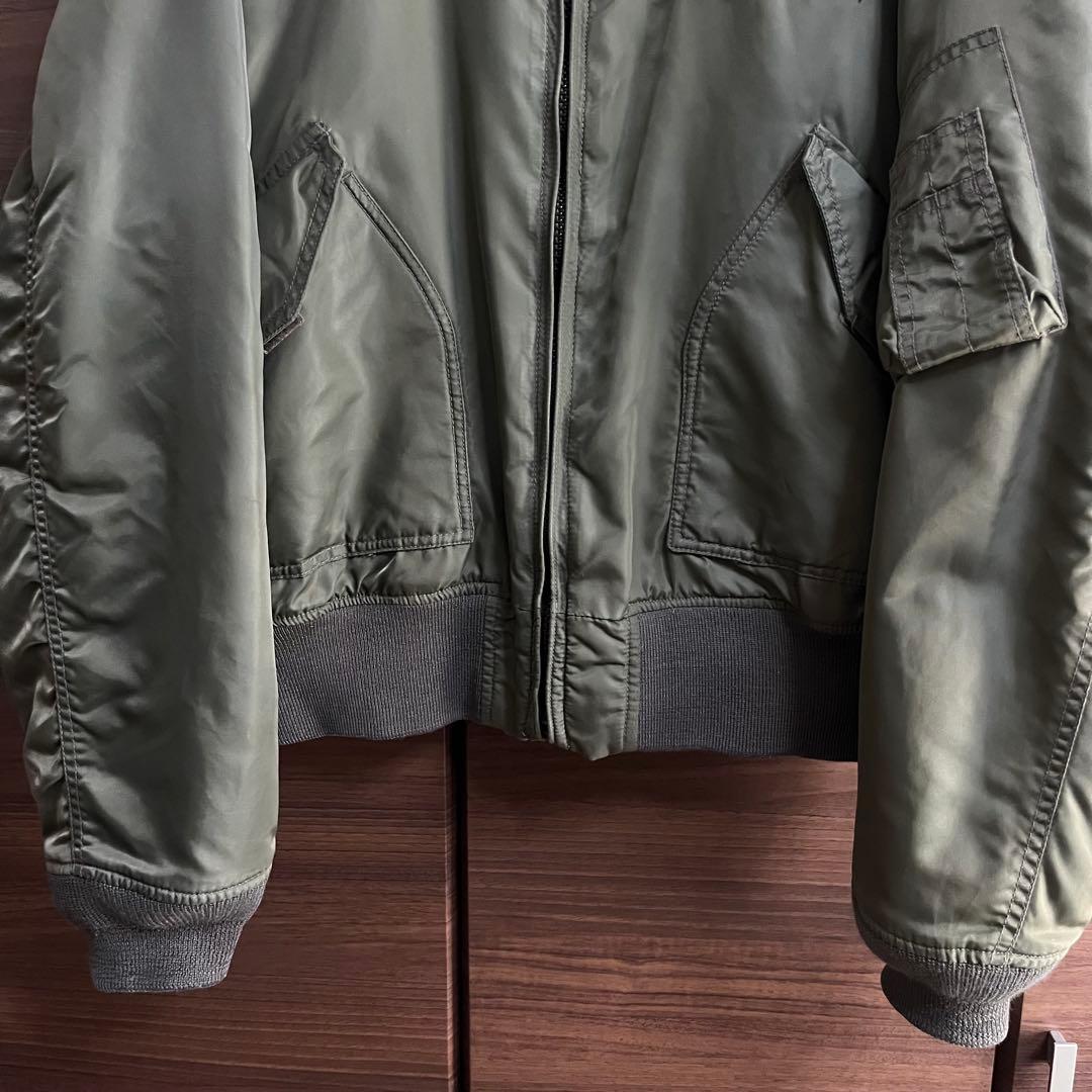 AVIREX アヴィレックス CWU フライトジャケット M カーキ 短丈 中綿