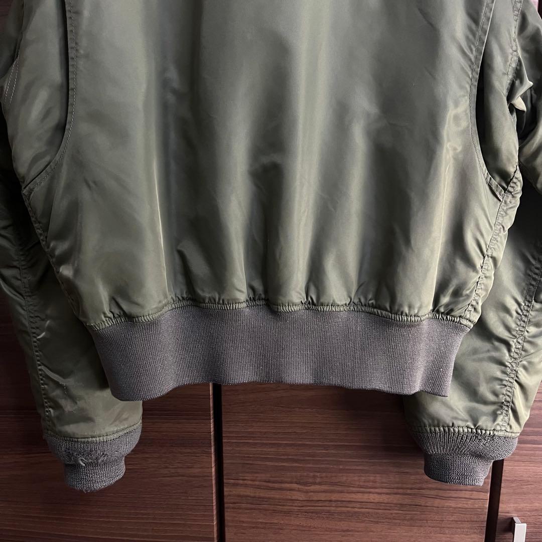 AVIREX アヴィレックス CWU フライトジャケット M カーキ 短丈 中綿