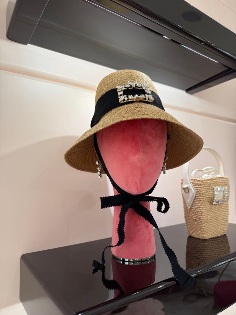 Roger vivier ブロッシュ ヴィヴィエ ラフィア ハット