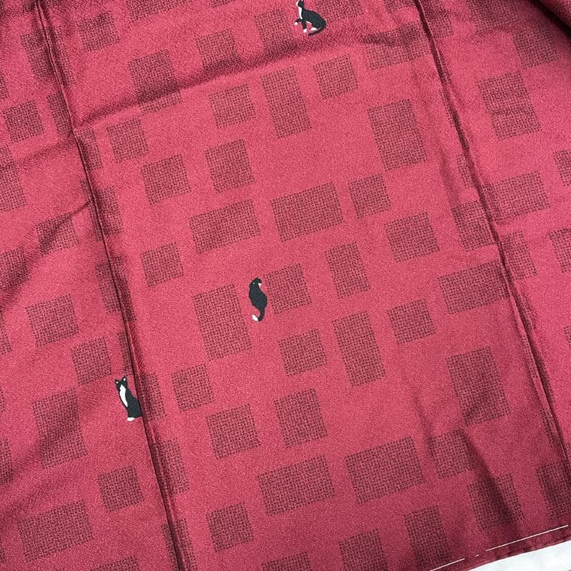 601mk77△洗える着物 小紋 しつけ糸付き 猫 ハチワレ 臙脂△美品